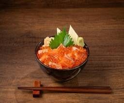 ข้าวหน้าปลาแซลมอนและไข่ปลาแซลมอน