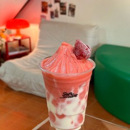 สตอเบอรี่สมูทตี้โยเกิร์ต สูตรเฉพาะที่ร้านsoftsmooth หวานนิดๆเปรี้ยวหน่อยจากผลไม้ทานแล้วละมุนใจสุดๆ🍓