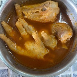 ตีนไก่น้ำแดง