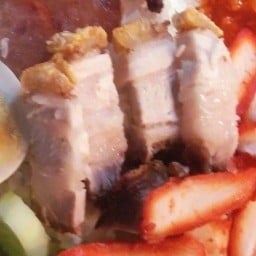 ข้าวหมูแดงหมูกรอบ ลือชา