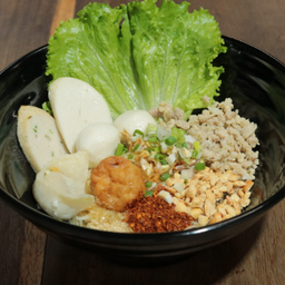A04.ก๋วยเตี๋ยวลูกชิ้นปลาครบเครื่องต้มยำ