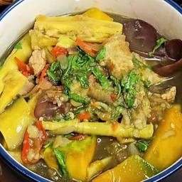 แกงเปอะหน่อไม้หมูสามชั้น