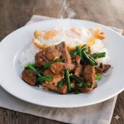 ข้าวราดผัดดอกหอม  เลือกเนื้อสัตว์