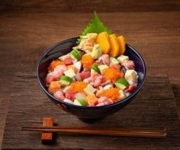 ข้าวหน้าปลาดิบหั่นเต๋ารวม