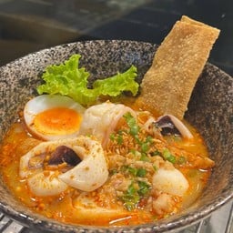 บะหมี่ต้มยำทะเลไข่ต้ม