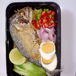 ข้าวผัดไข่ ปลาทู ไข่ต้ม