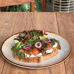 032Salmon Gravlax & Sourdough