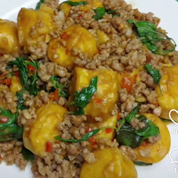 ข้าวผัดกระเพราเต้าหู้ไข่ราดข้าว