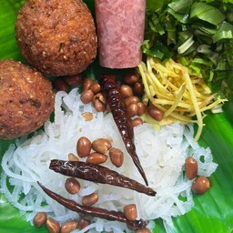 ยำแหนมข้าวทอดยายลำดวน
