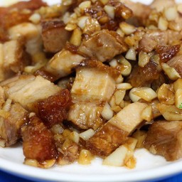 หมูกรอบกระเทียมพริกไทย (กับข้าว)