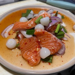 ยำแซลม่อน กระเทียมโทน