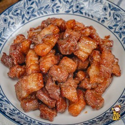 หมูกรอบราดน้ำปลา (กับข้าว)