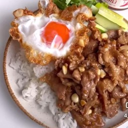 ข้าวหมูผัดกระเทียมไข่ดาว