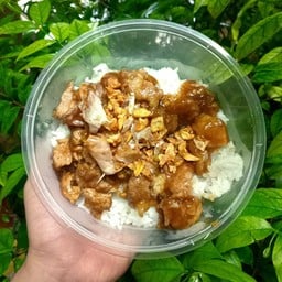 เนื้อกระเทียมราดข้าว