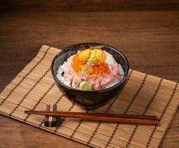 ข้าวหน้าปลาทูน่าส่วนท้องสับพรีเมี่ยม