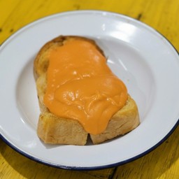 แผ่นเนยน้ำตาล ราดสังขยาไข่
