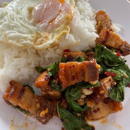 ข้าวกระเพราพริกแห้งกระทะแตก+(หมูกรอบ)