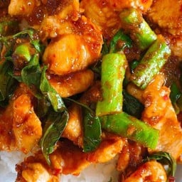 หมูผัดพริกแกงราดข้าว