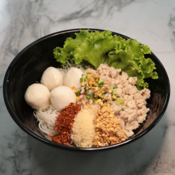 A06.ก๋วยเตี๋ยวลูกชิ้นปลา+หมูสับต้มยำ