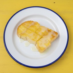 แผ่นเนยน้ำตาล ราดนมข้น