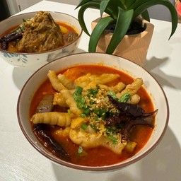 ขนมจีนน้ำเงี้ยวตีนไก่