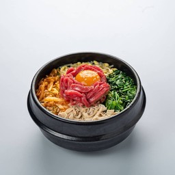 ข้าวยำเนื้อดิบและผักรวม