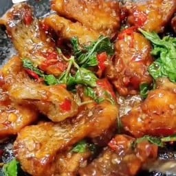 ข้าวกะเพราปลานิลทอด