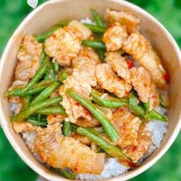 ผัดพริกแกงราดข้าว