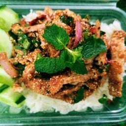 ข้าวยำไก่กรอบ
