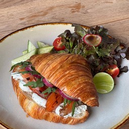 033Salmon Gravlax & croissant