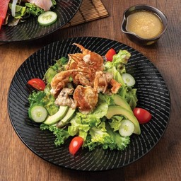 สลัดปูนิ่มทอดและอโวคาโด