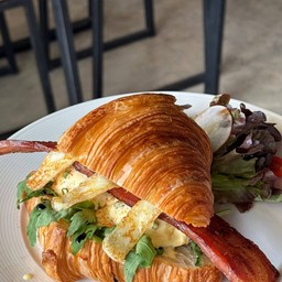 036Egg Benedict bacon& Halloumi