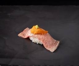 ซูชิเนื้อวากิวไข่หอยเม่น