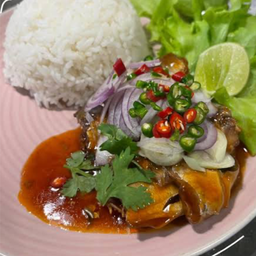 ข้าวยำปลากระป๋อง ไข่ต้ม