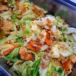 กะหล่ำปลีผัดไข่ใส่กุ้ง