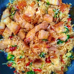 ข้าวคลุกผัดกระเพราหมูกรอบ