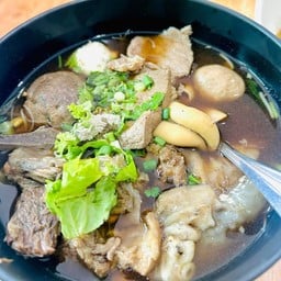 ก๋วยเตี๋ยวเนื้อตุ๋นรวมทุกอย่างพิเศษ  กับที่ใส่มี เนื้อตุ๋น+เอ็น+เครื่องใน+ลูกชิ้น+ตับ+เนื้อสด