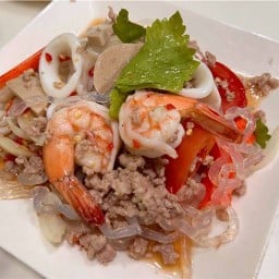 ยำแซ่บ byแม่มิ้นท์ ปากซอยสวนหลวง16/2