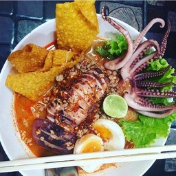 ก๋วยเตี๋ยวต้มยำหมึกยัก