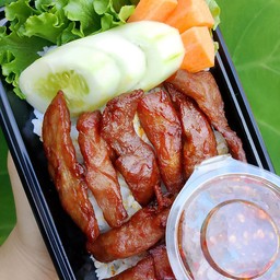 ข้าวหน้าไก่ต้มน้ำปลา-ไก่หมูเนื้อแดดเดียว