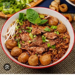 ก๋วยเตี๋ยวเส้นมาม่า น้ำตกหมู
