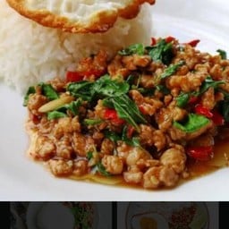 กระเพราหมูสับไข่ดาวราดข้าว