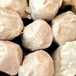 กะเพราลูกชิ้นหมูเป็นกับ