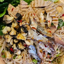 ยำขนมจีนปลาทู/ หอยเชอรี่/ หมูยอ