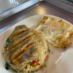 ข้าวผัดปลาสลิดทรงเครื่อง