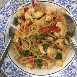 สปาร็เก็ตตี้กระเพราไก่/หมู (กรุณาเลือก)