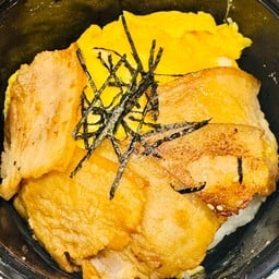 ข้าวไข่ข้นพี่ยักษ์หน้าสามชั้นสไตล์เด็กอ้วน