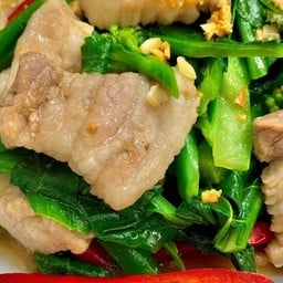 ผัดคะน้าหมูชิ้นราดข้าว