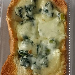 ขนมปังอบผักโขมสลัดอบชีส
