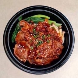 ข้าวหน้าเนื้อริบอายพ่นไฟ ซอสชิลลี่